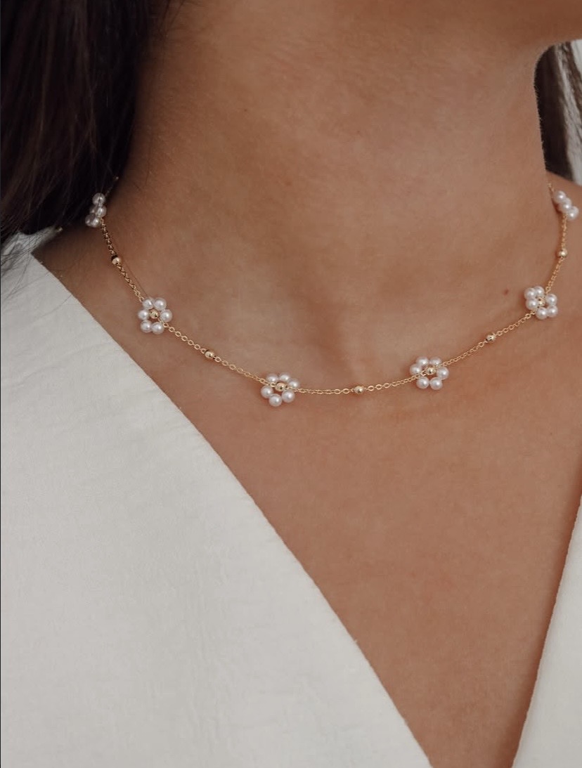 Colar dourado com flores de pérolas