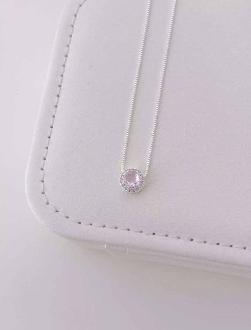 Colar prateado com pedra rosa