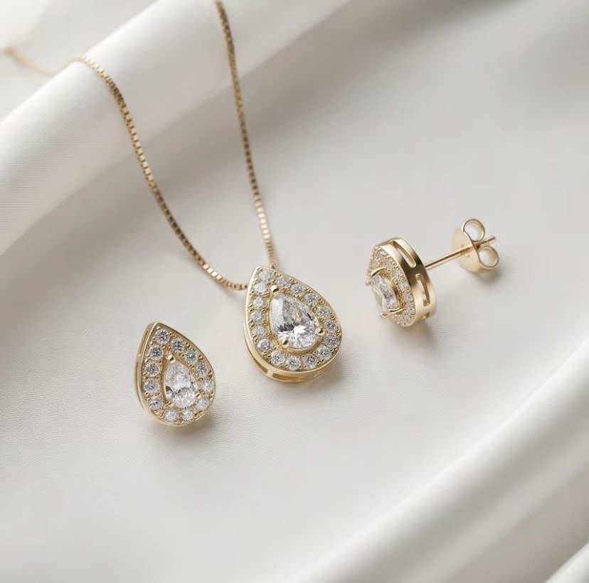 Conjunto dourado com pedras em gota