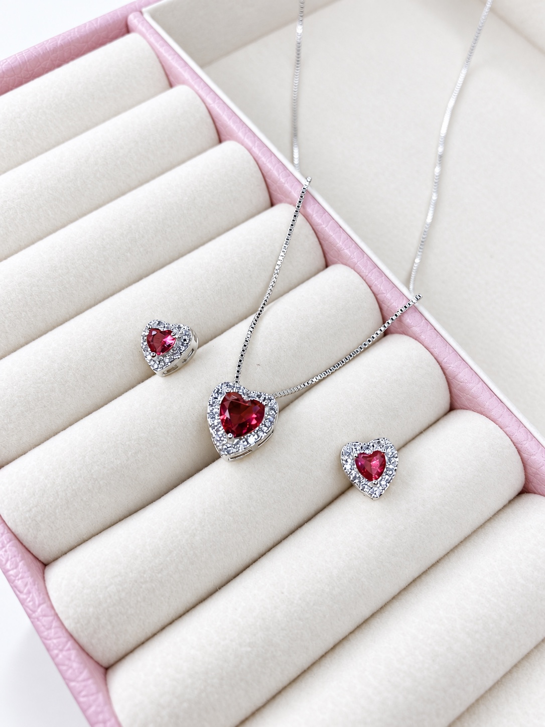 Conjunto prateado com pedras vermelhas
